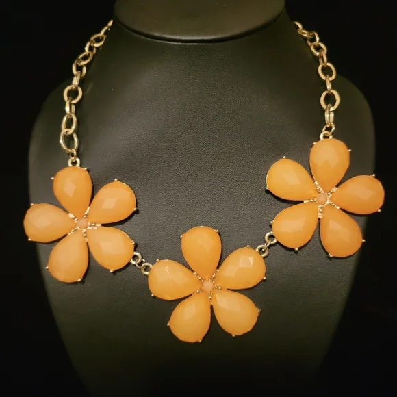 Estate Faceted Lucite Flower Necklace - Picture 2 of 4